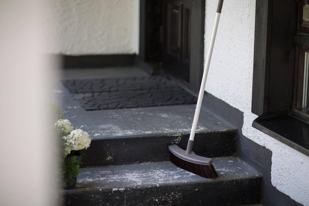 Fiskars Light Broom, Terrace Broom for Smooth Surfaces, with Soft Handle, Length: 1.6 m, Light, White/Black, 1025927