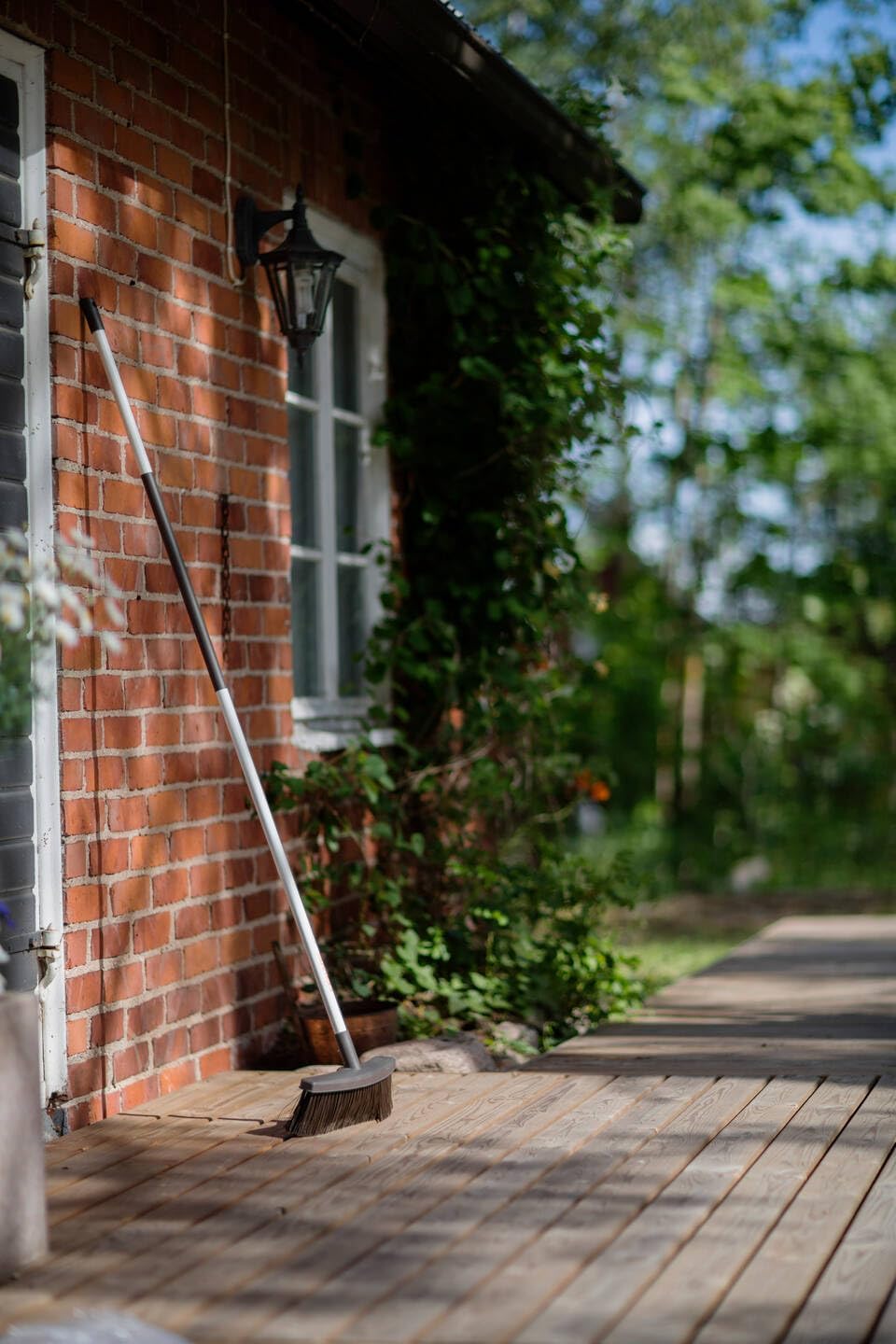 Fiskars Light Broom, Terrace Broom for Smooth Surfaces, with Soft Handle, Length: 1.6 m, Light, White/Black, 1025927