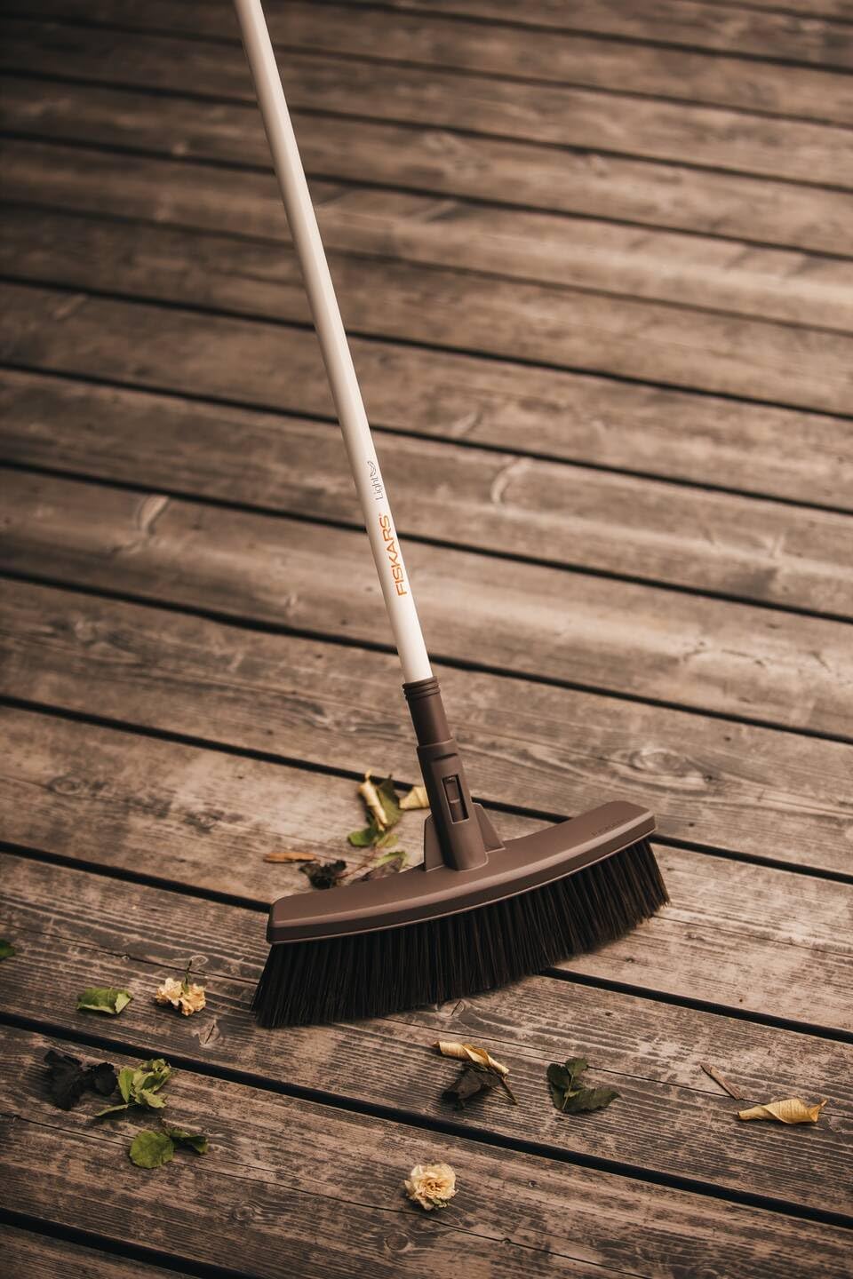 Fiskars Light Broom, Terrace Broom for Smooth Surfaces, with Soft Handle, Length: 1.6 m, Light, White/Black, 1025927