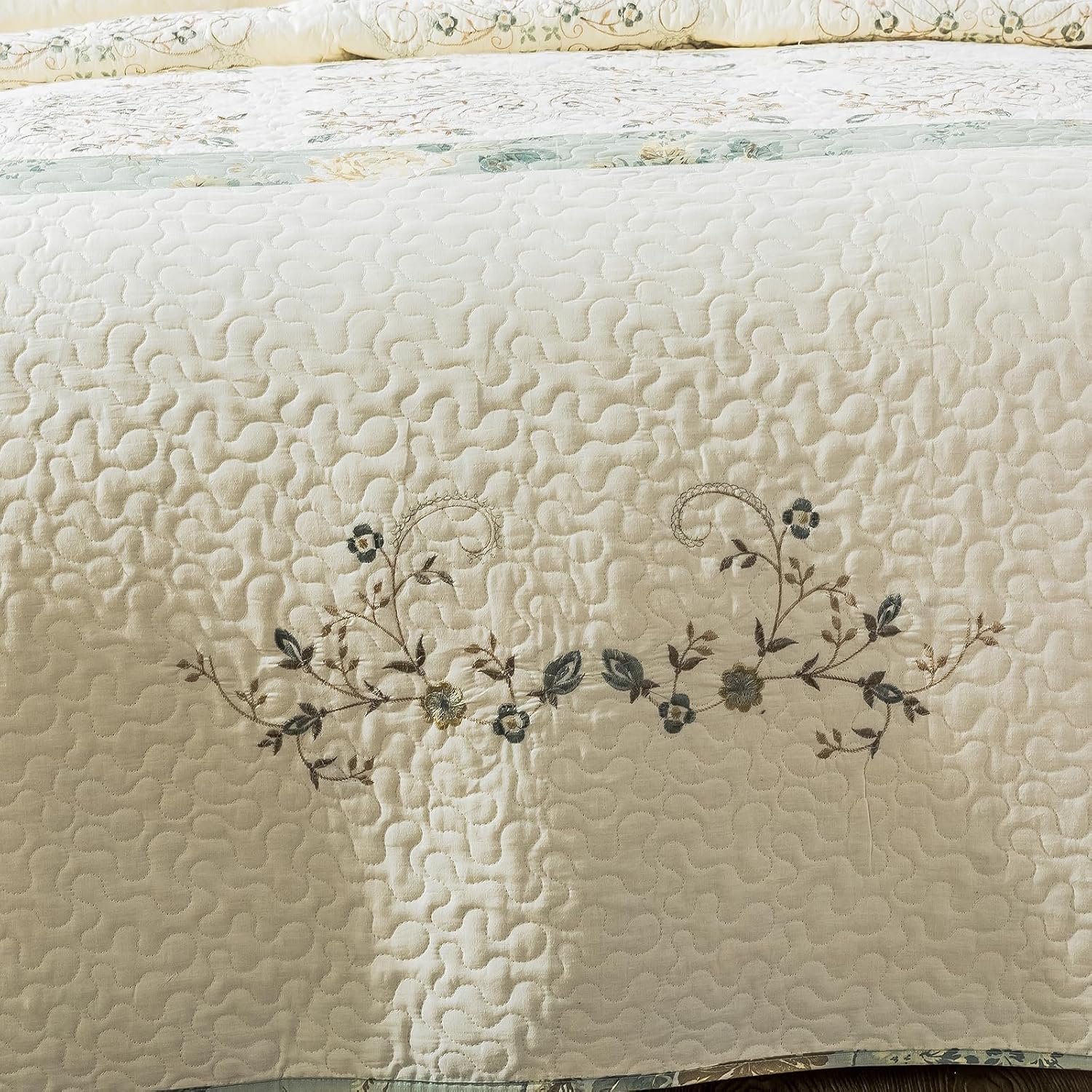 ROOMLIFE Quilt Set King Size 3D Floral Embroidery Pattern 1XQuilt (106' X 98') + 2 PillowShams (20' X 28 ') Cotton Reversible Quilted Decorative Bedspreads Coverlet Bedding Set, Lightweight &Soft