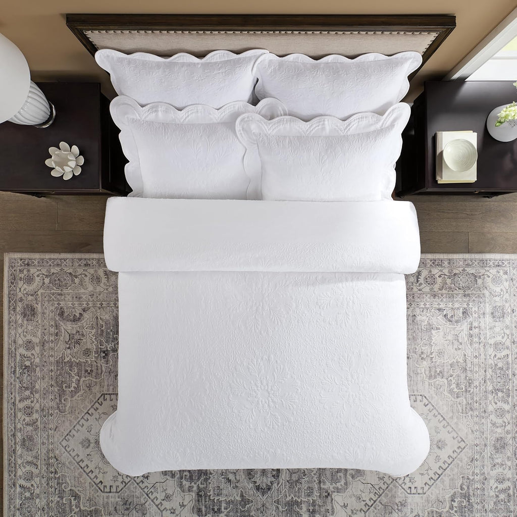 Charleston Estate Modern Farmhouse Floral Matelasse Bedspread with Scalloped Edges, 100% Cotton Breathable Bedding, King/Cal King, White Floral