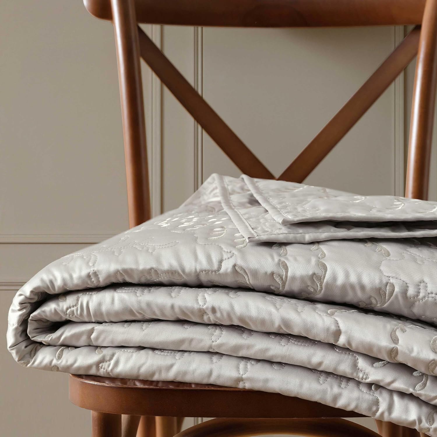 Martha Stewart - Queen Size Quilt Set, Soft & Smooth Sateen Bedding with a Light and Breathable Feel, 3 Piece Bed Set with Matching Pillowcases (Fern Embroidery Grey)