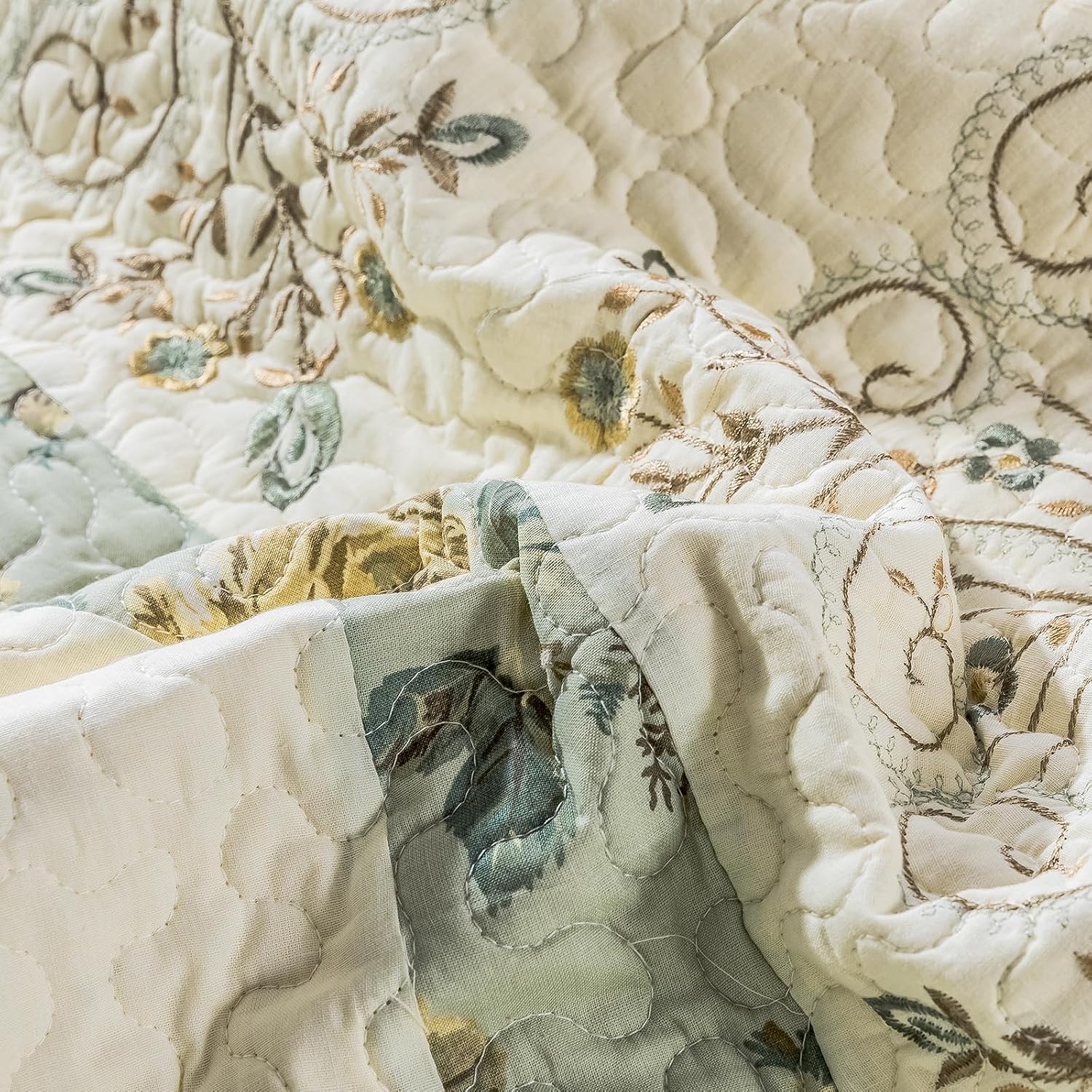 ROOMLIFE Quilt Set King Size 3D Floral Embroidery Pattern 1XQuilt (106' X 98') + 2 PillowShams (20' X 28 ') Cotton Reversible Quilted Decorative Bedspreads Coverlet Bedding Set, Lightweight &Soft