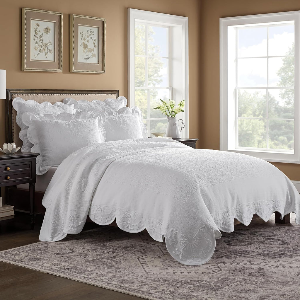 Charleston Estate Modern Farmhouse Floral Matelasse Bedspread with Scalloped Edges, 100% Cotton Breathable Bedding, Full/Queen, White Floral