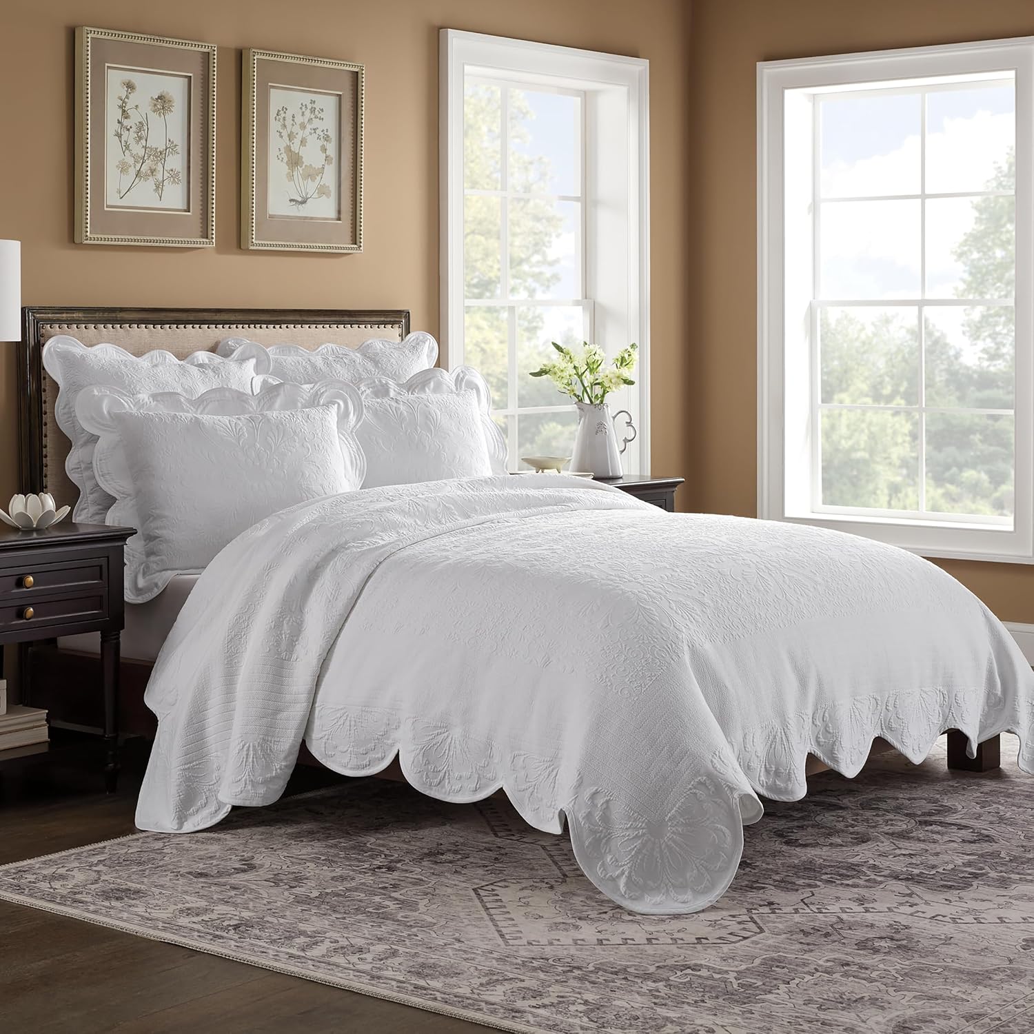 Charleston Estate Modern Farmhouse Floral Matelasse Bedspread with Scalloped Edges, 100% Cotton Breathable Bedding, Full/Queen, White Floral