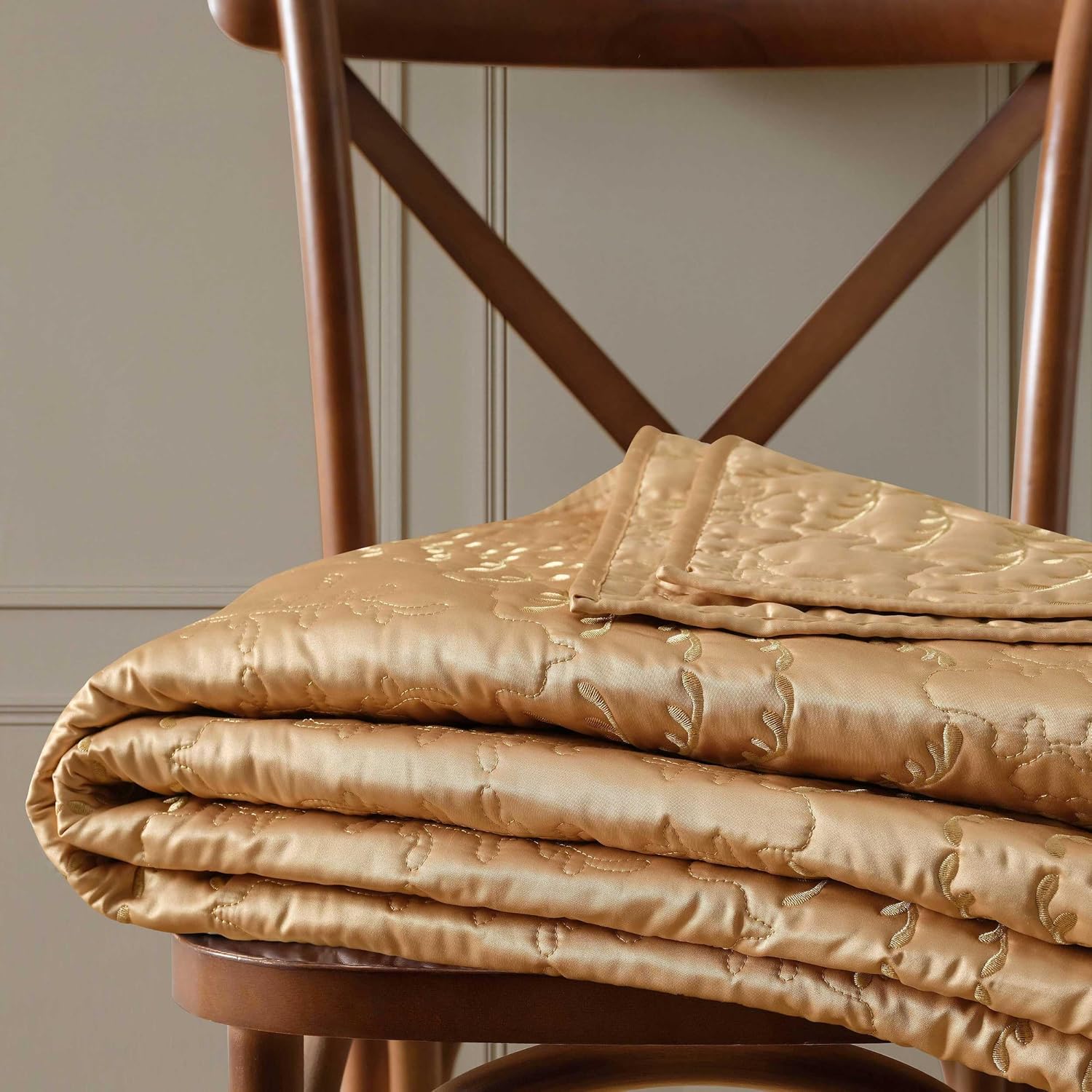 Martha Stewart - Queen Size Quilt Set, Soft & Smooth Sateen Bedding with a Light and Breathable Feel, 3 Piece Bed Set with Matching Pillowcases (Fern Embroidery Beige)