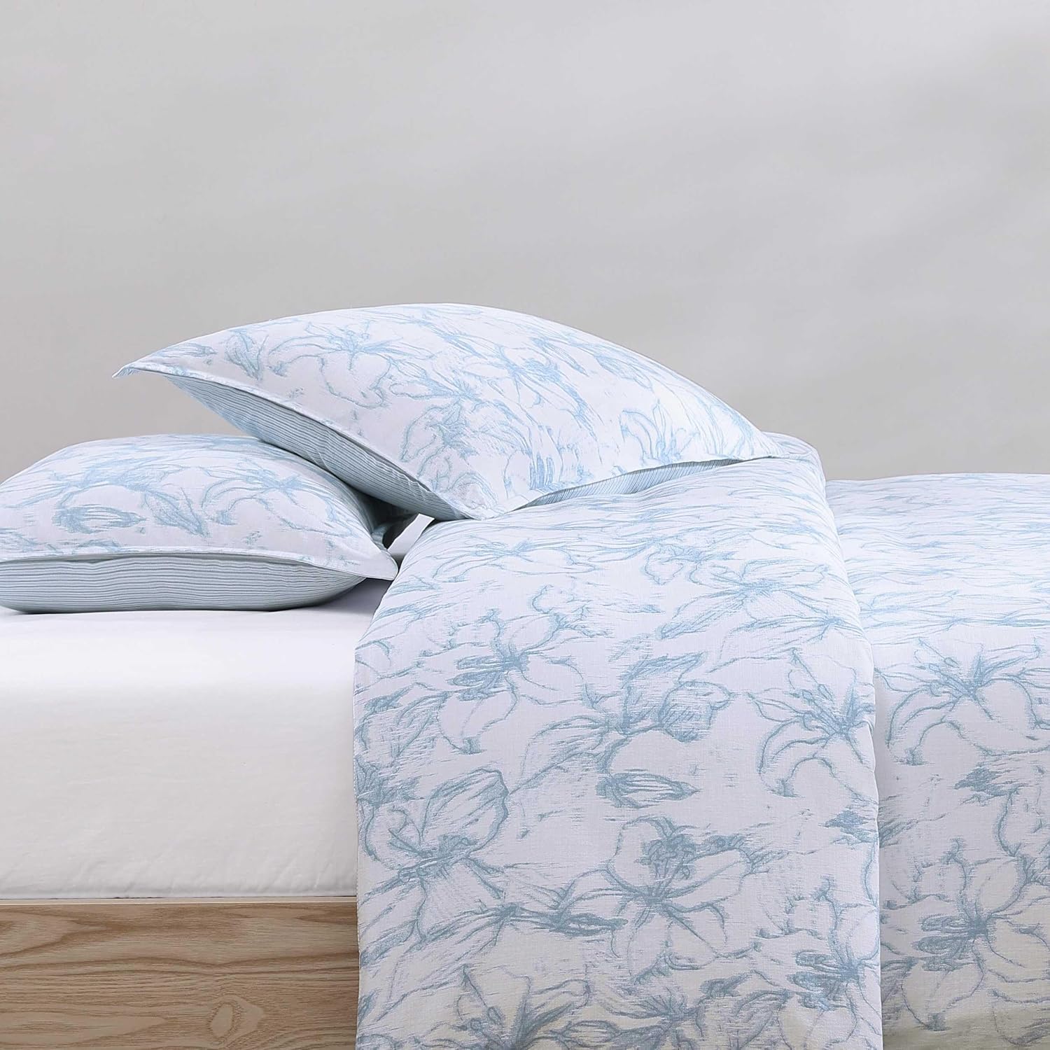 Tommy Hilfiger - Comforter Set, Luxuriously Soft Cotton Slub Bedding with Matching Sham, Abstract Inspired Design (Ethereal Floral Blue, Twin)