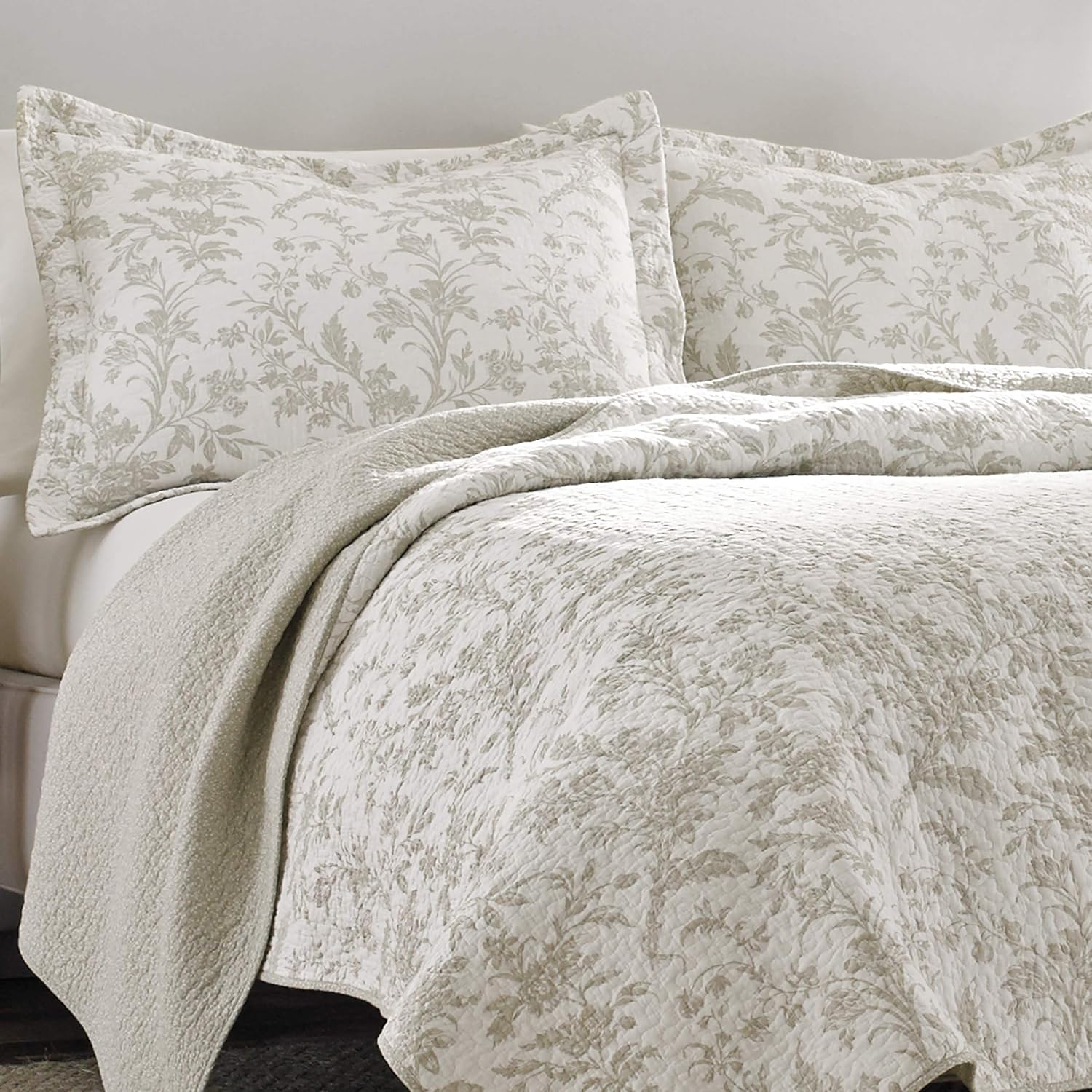 Laura Ashley - King Quilt Set, Soft Cotton Bedding with Reversible Design, Medium Weight for Year Round Use, 3 Piece Bed Set with Matching Pillowcases (Amberley Beige)
