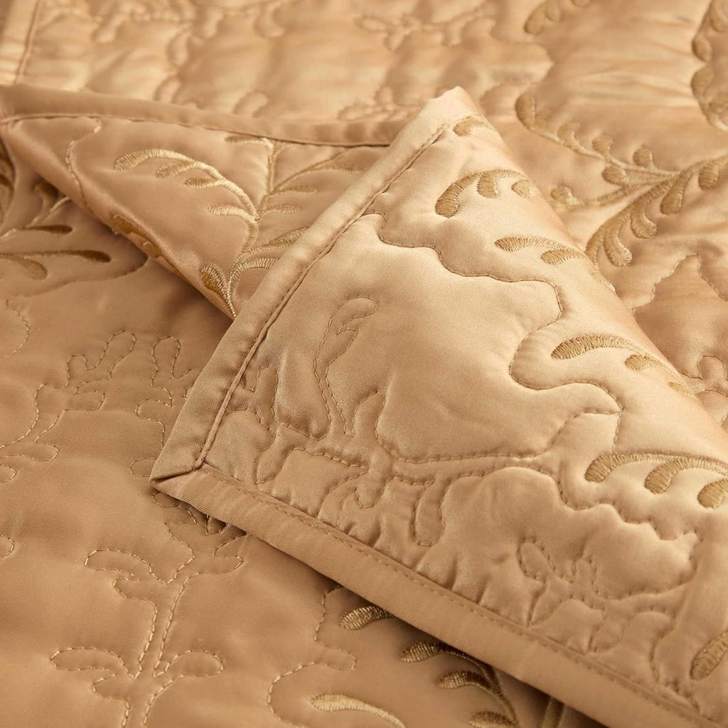 Martha Stewart - Queen Size Quilt Set, Soft & Smooth Sateen Bedding with a Light and Breathable Feel, 3 Piece Bed Set with Matching Pillowcases (Fern Embroidery Beige)