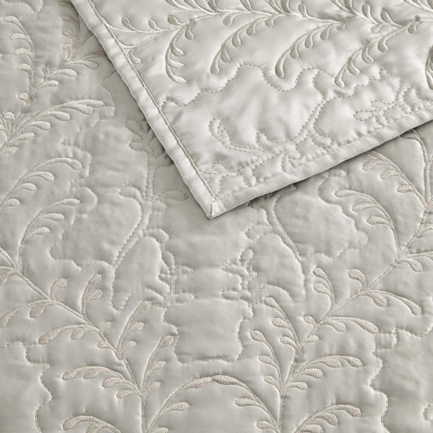 Martha Stewart - Queen Size Quilt Set, Soft & Smooth Sateen Bedding with a Light and Breathable Feel, 3 Piece Bed Set with Matching Pillowcases (Fern Embroidery Grey)
