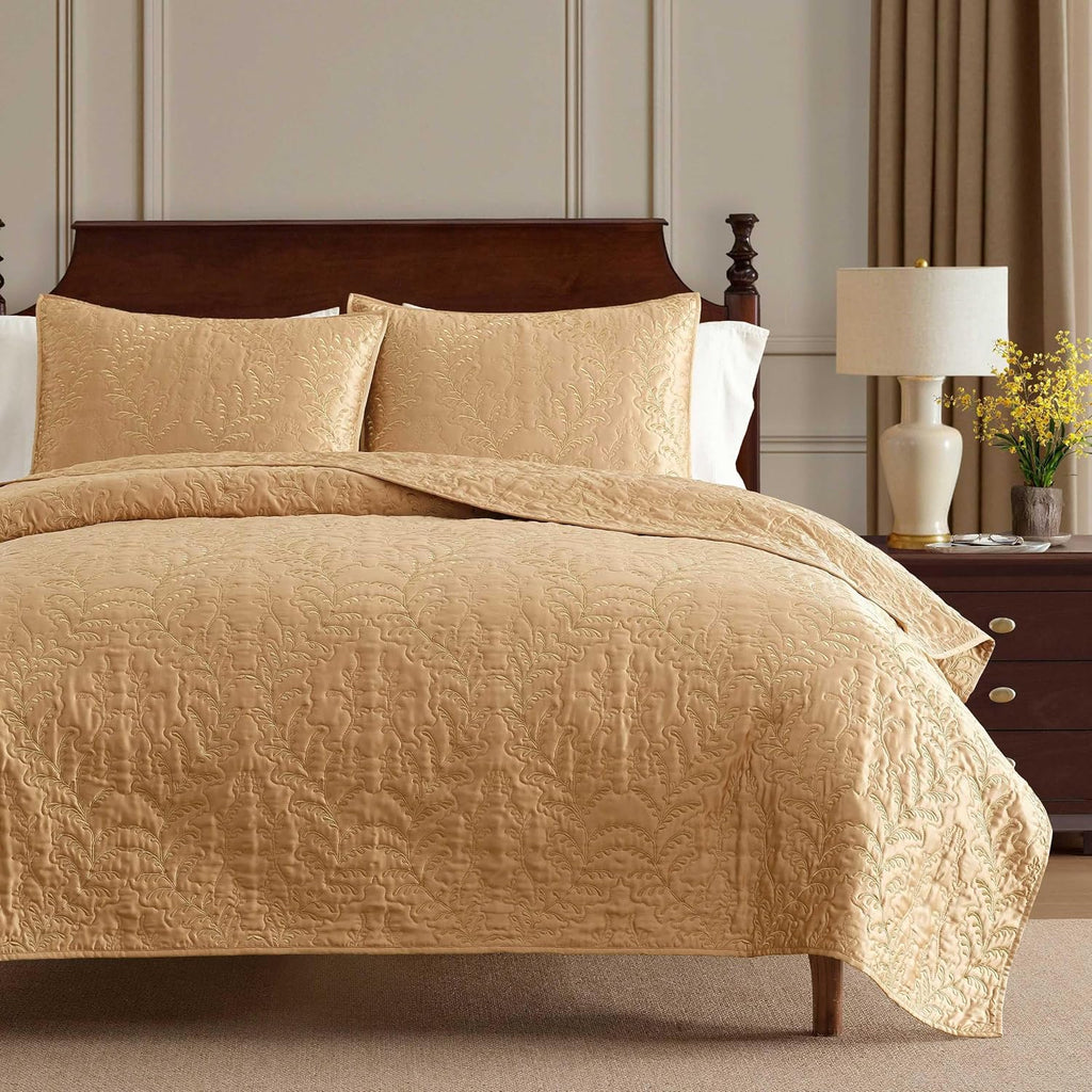 Martha Stewart - Queen Size Quilt Set, Soft & Smooth Sateen Bedding with a Light and Breathable Feel, 3 Piece Bed Set with Matching Pillowcases (Fern Embroidery Beige)