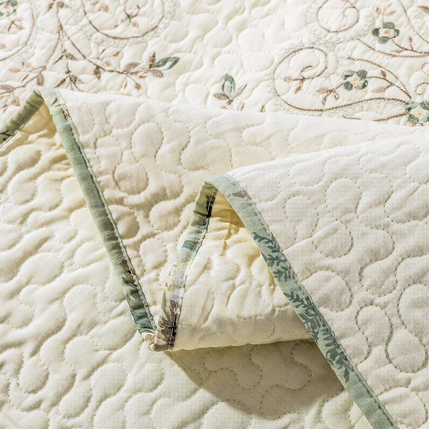 ROOMLIFE Quilt Set King Size 3D Floral Embroidery Pattern 1XQuilt (106' X 98') + 2 PillowShams (20' X 28 ') Cotton Reversible Quilted Decorative Bedspreads Coverlet Bedding Set, Lightweight &Soft