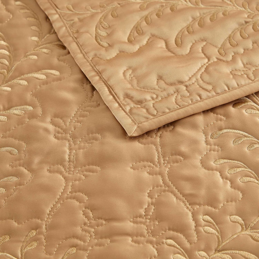 Martha Stewart - Queen Size Quilt Set, Soft & Smooth Sateen Bedding with a Light and Breathable Feel, 3 Piece Bed Set with Matching Pillowcases (Fern Embroidery Beige)