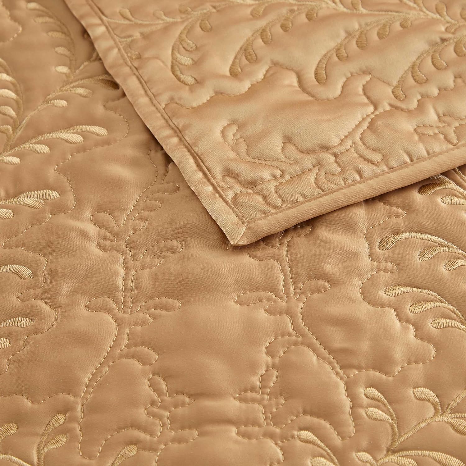Martha Stewart - Queen Size Quilt Set, Soft & Smooth Sateen Bedding with a Light and Breathable Feel, 3 Piece Bed Set with Matching Pillowcases (Fern Embroidery Beige)